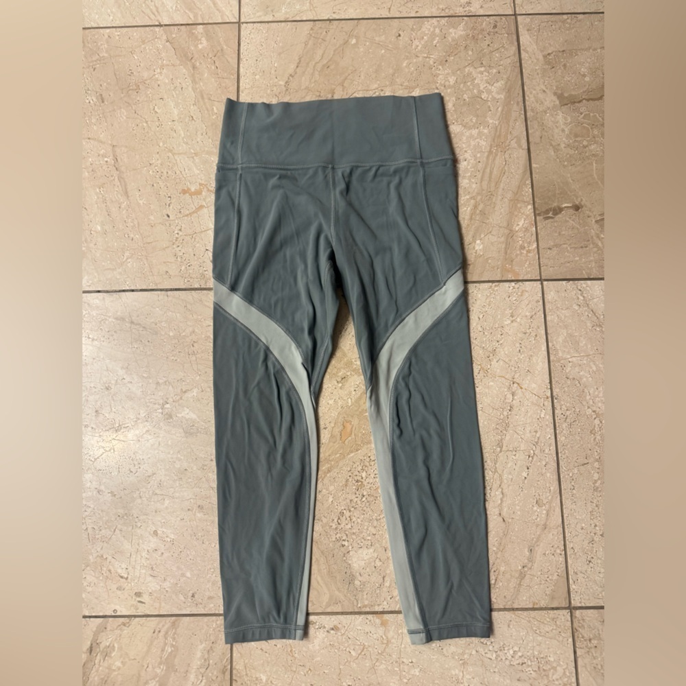 Athleta Small Green Salutation Stash Pocket 7/8 Tight legging women's medium